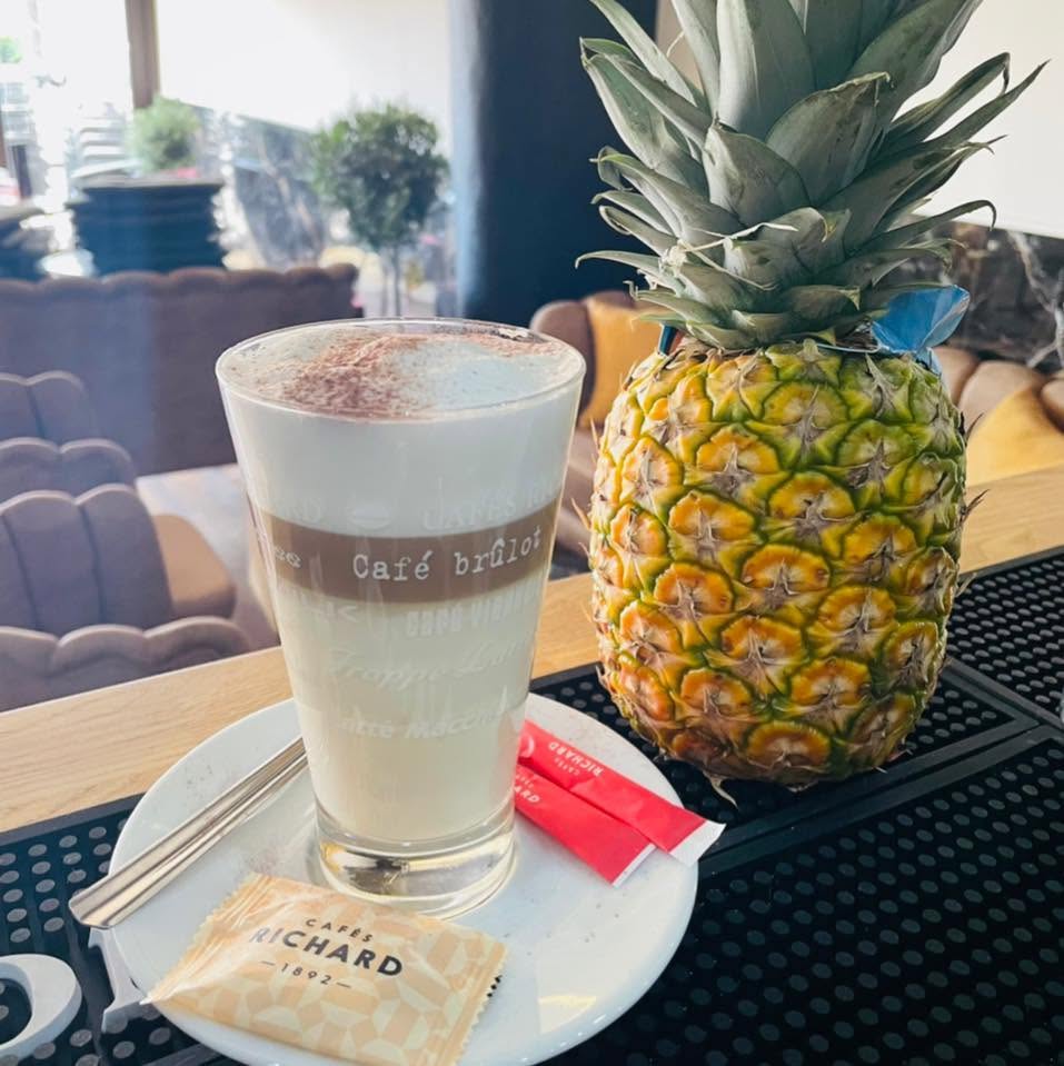 Cocktail signature servi sur le comptoir