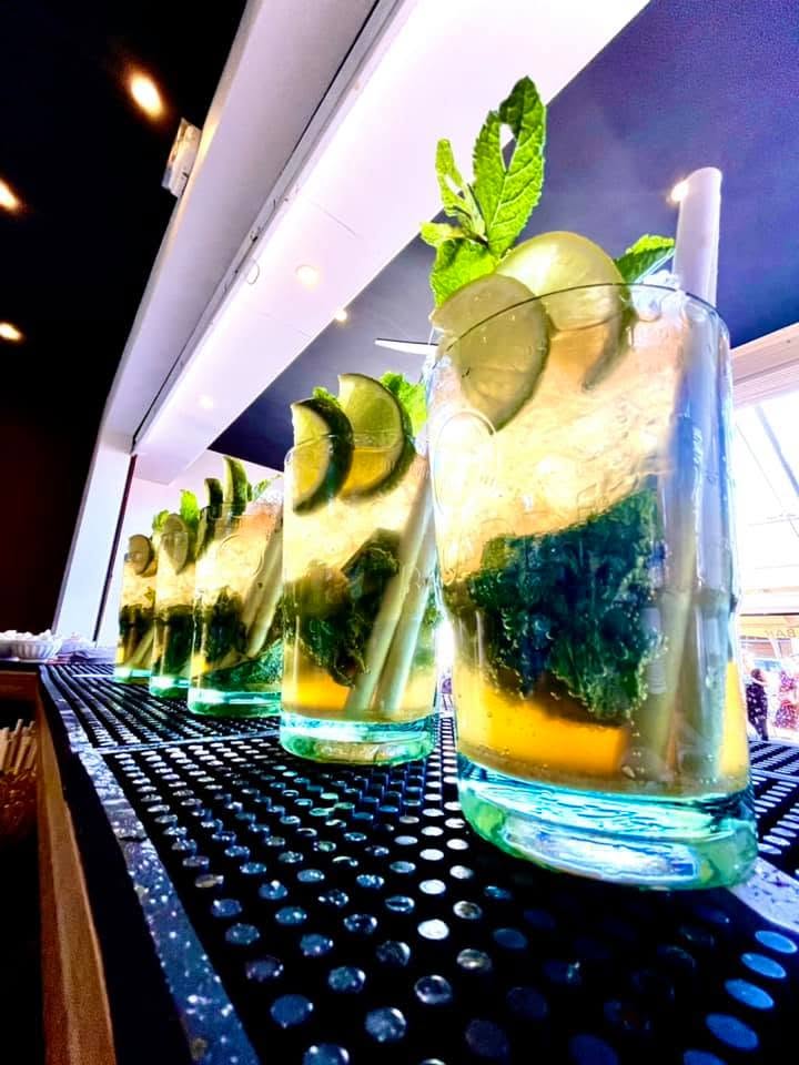 Cocktail préparé au comptoir