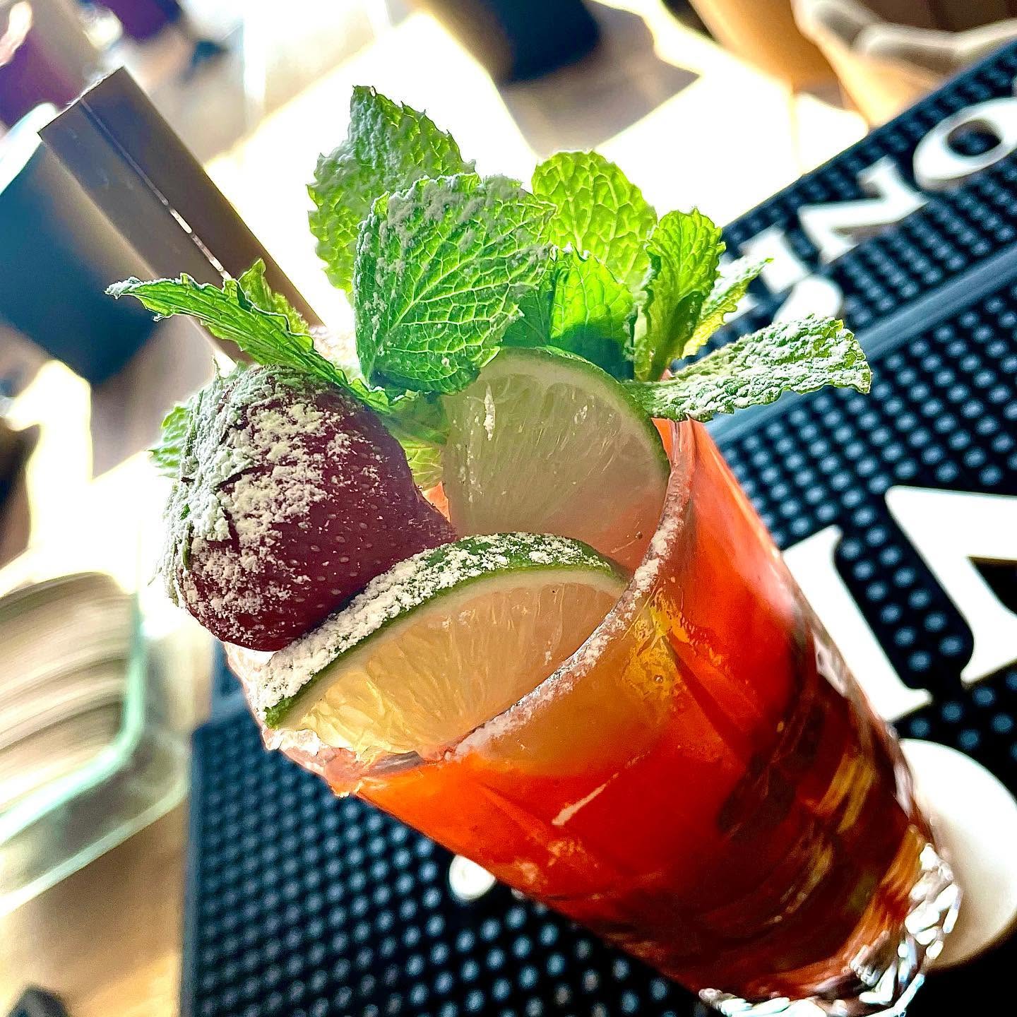Détail cocktail et garniture fraîche