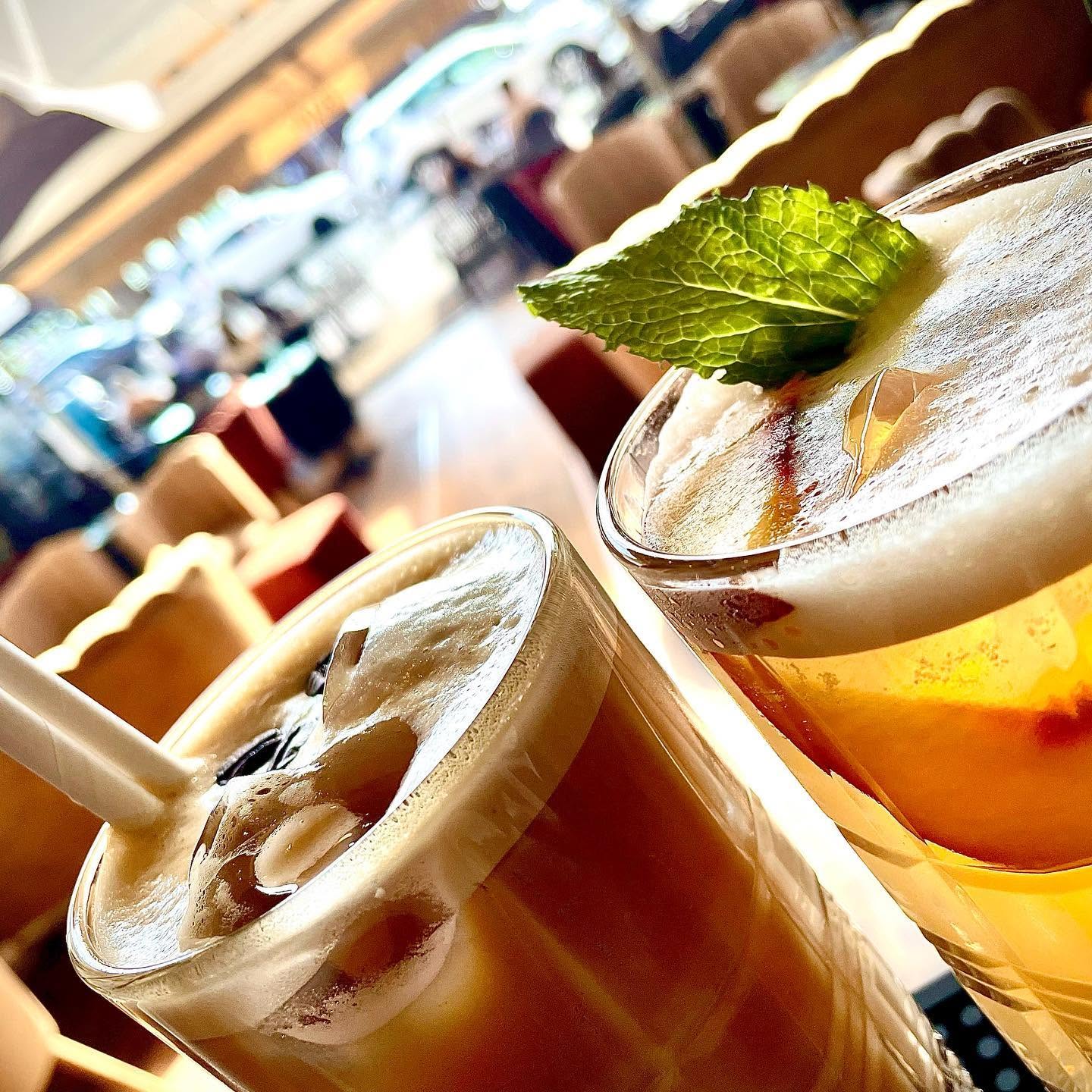Coin bar avec bouteilles éclairées