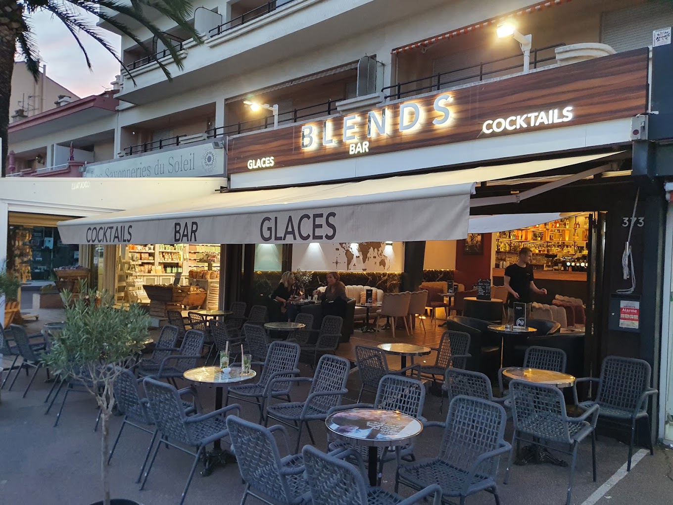Façade du bar Blend de nuit, enseigne lumineuse