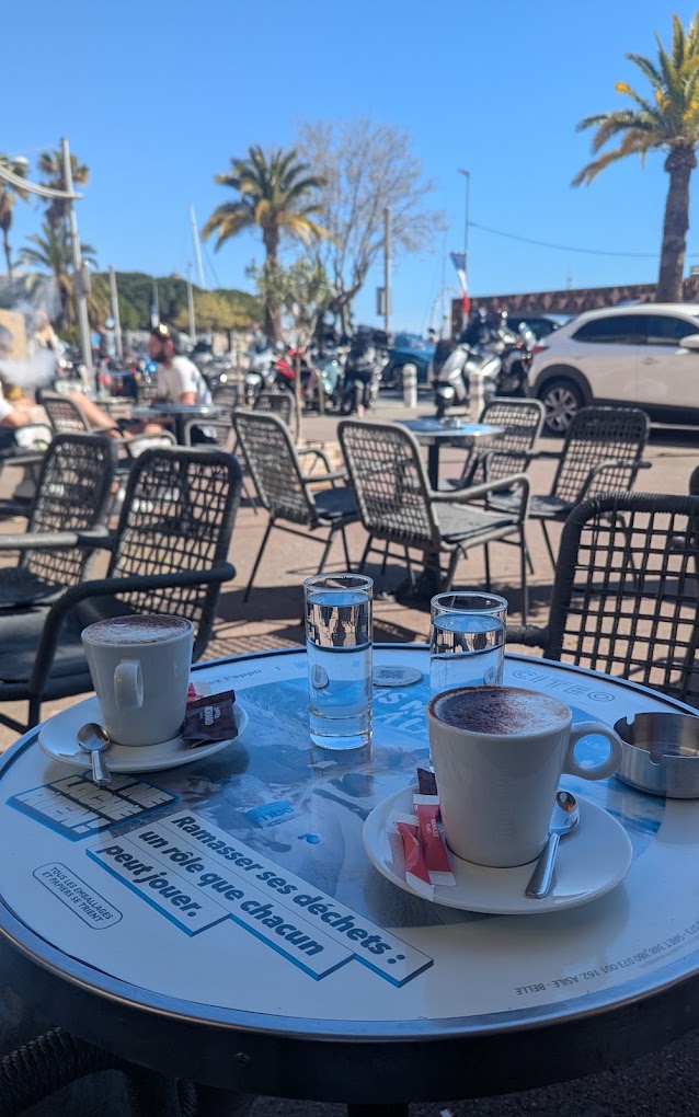 Terrasse de Blend face au boulevard, palmiers et couchant