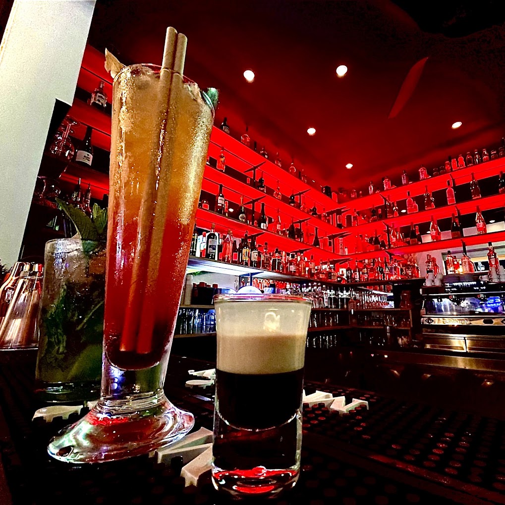 Long drink et espresso martini sur le comptoir