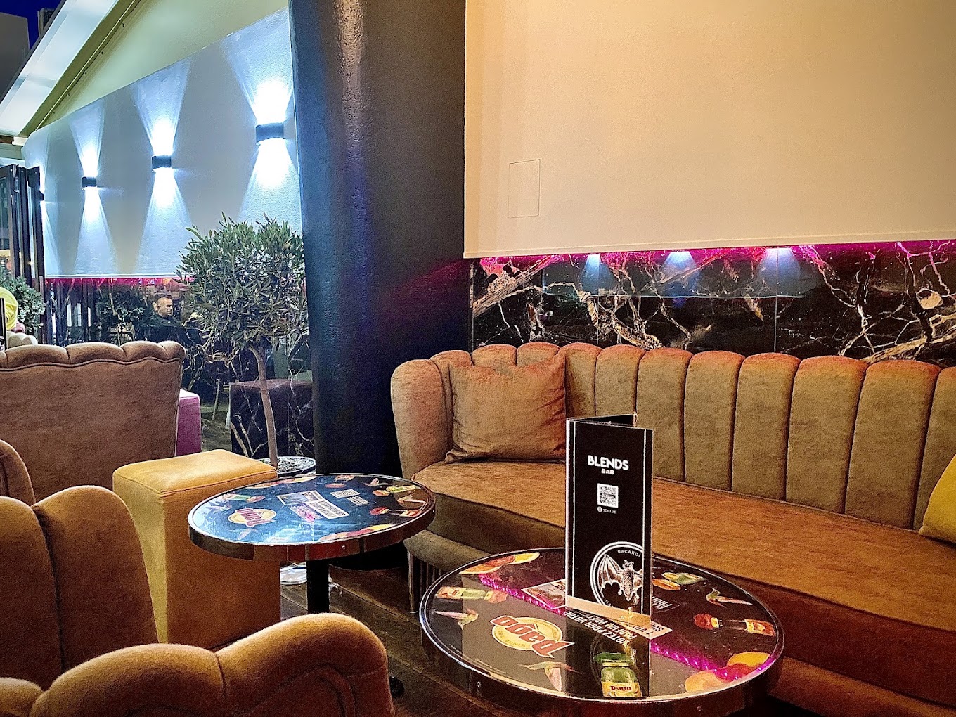 Banquette de velours moutarde et tables basses
