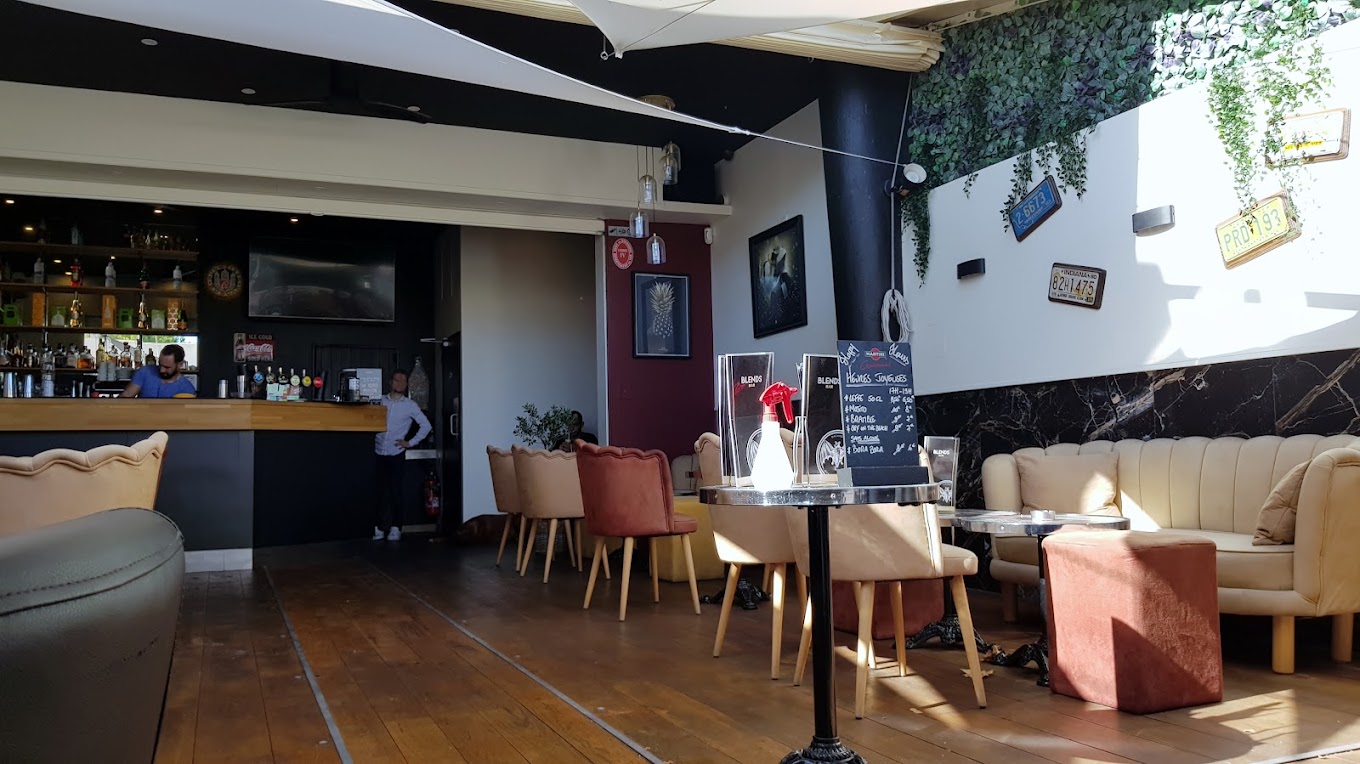 Comptoir du bar et son barman